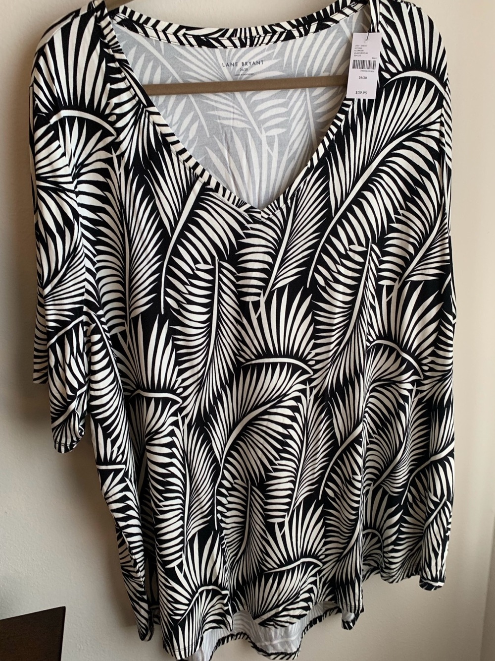 NWT - PLUS SIZE 26/28 SWING TEE IN BLACK AND WHITE